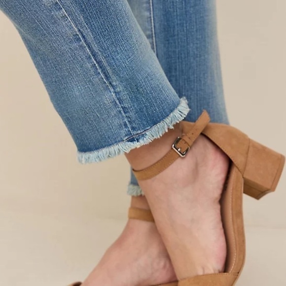 TORRID Cropped Botfriend Mid Rise Blue Denim Stretch Size 26 Straight Leg Jeans - Picture 3 of 16